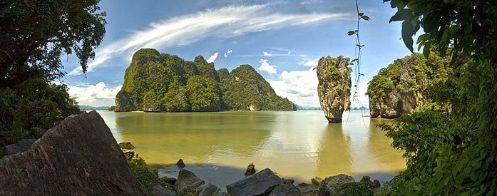 Vue du fameux rocher de James Bond dans la baie de Phang Nga Vue du fameux rocher de James Bond dans la baie de Phang Nga